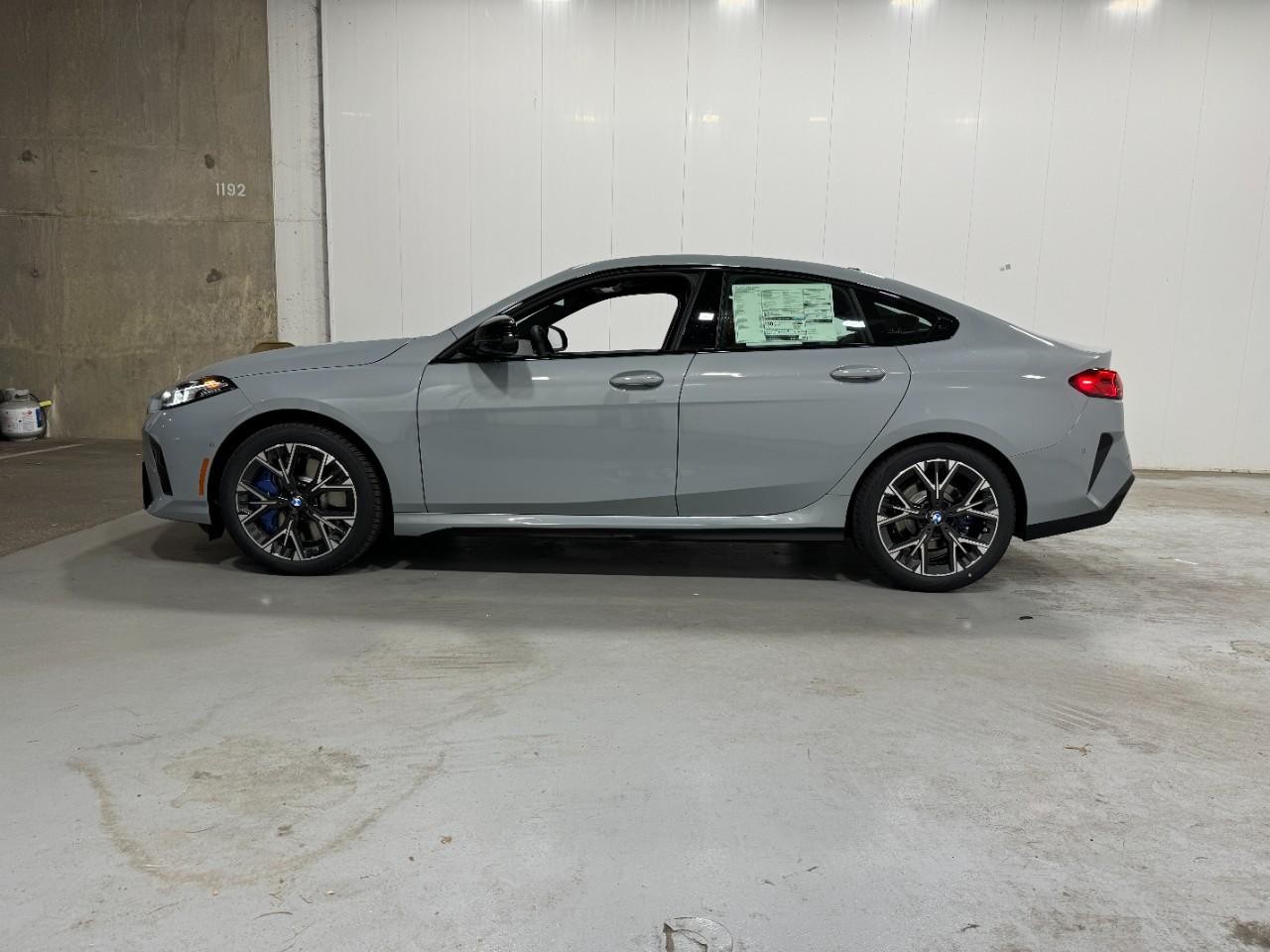 BMW 2 Series Vehicle Full-screen Gallery Image 2