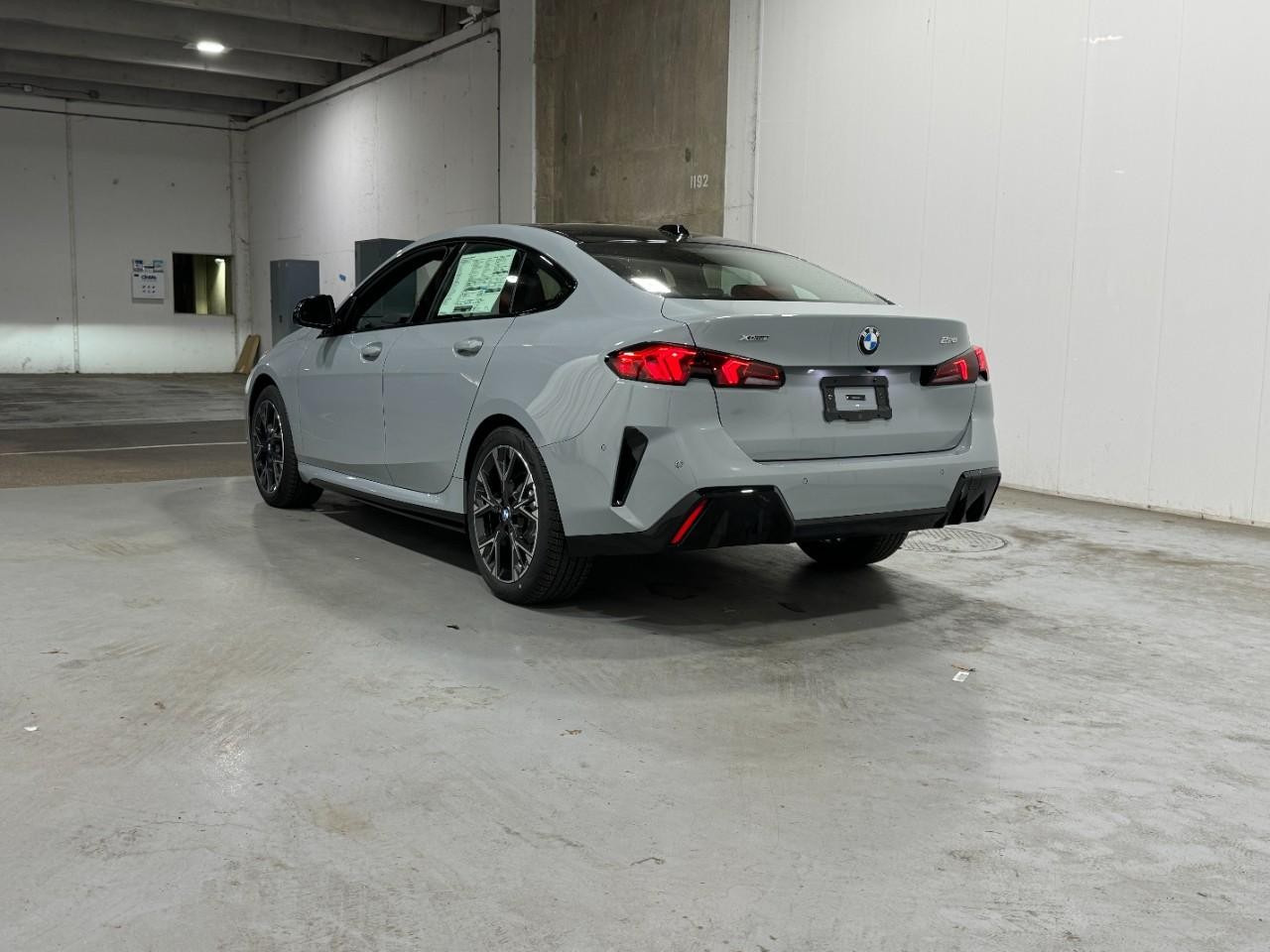 BMW 2 Series Vehicle Full-screen Gallery Image 3