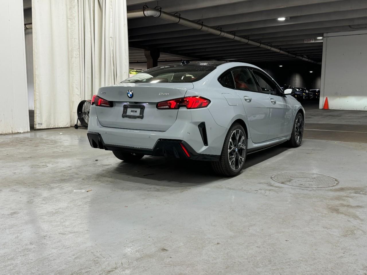 BMW 2 Series Vehicle Full-screen Gallery Image 4