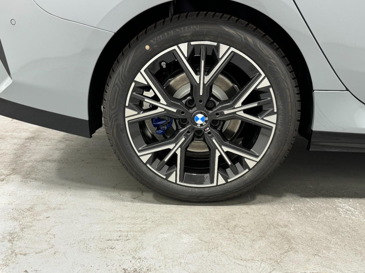 BMW 2 Series Vehicle Full-screen Gallery Image 5