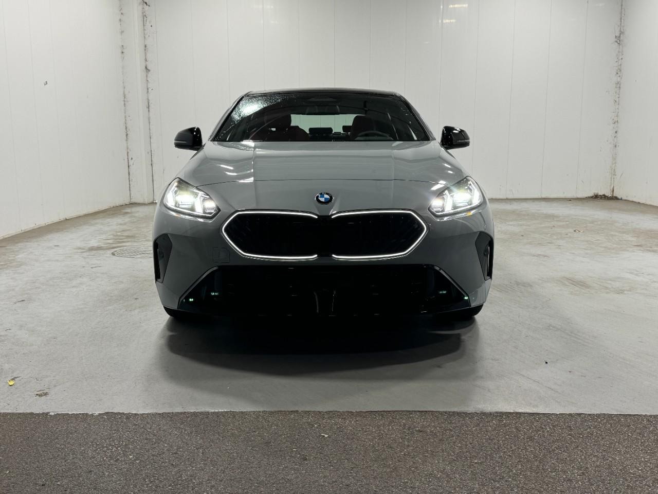 BMW 2 Series Vehicle Full-screen Gallery Image 7