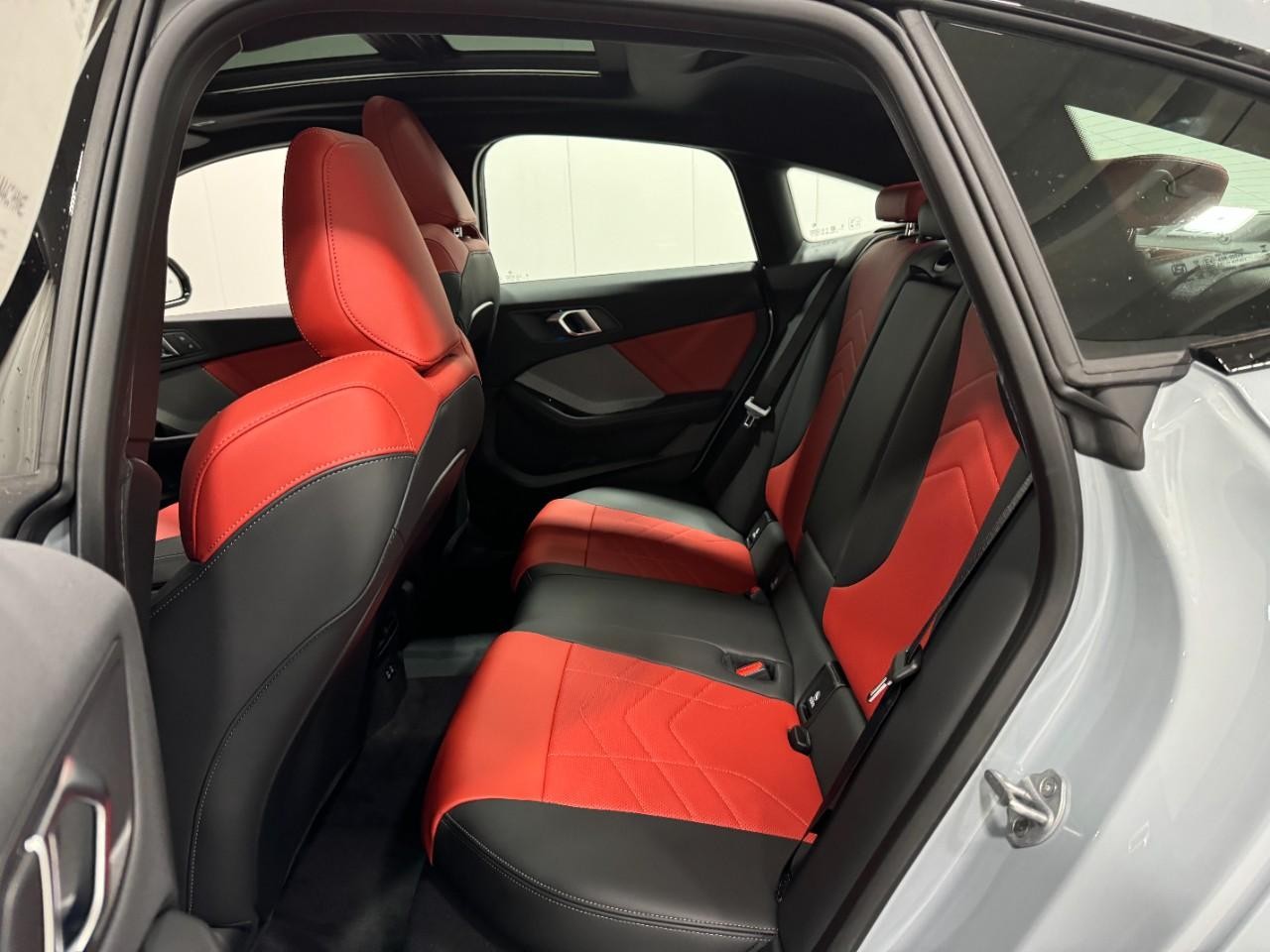 BMW 2 Series Vehicle Full-screen Gallery Image 8