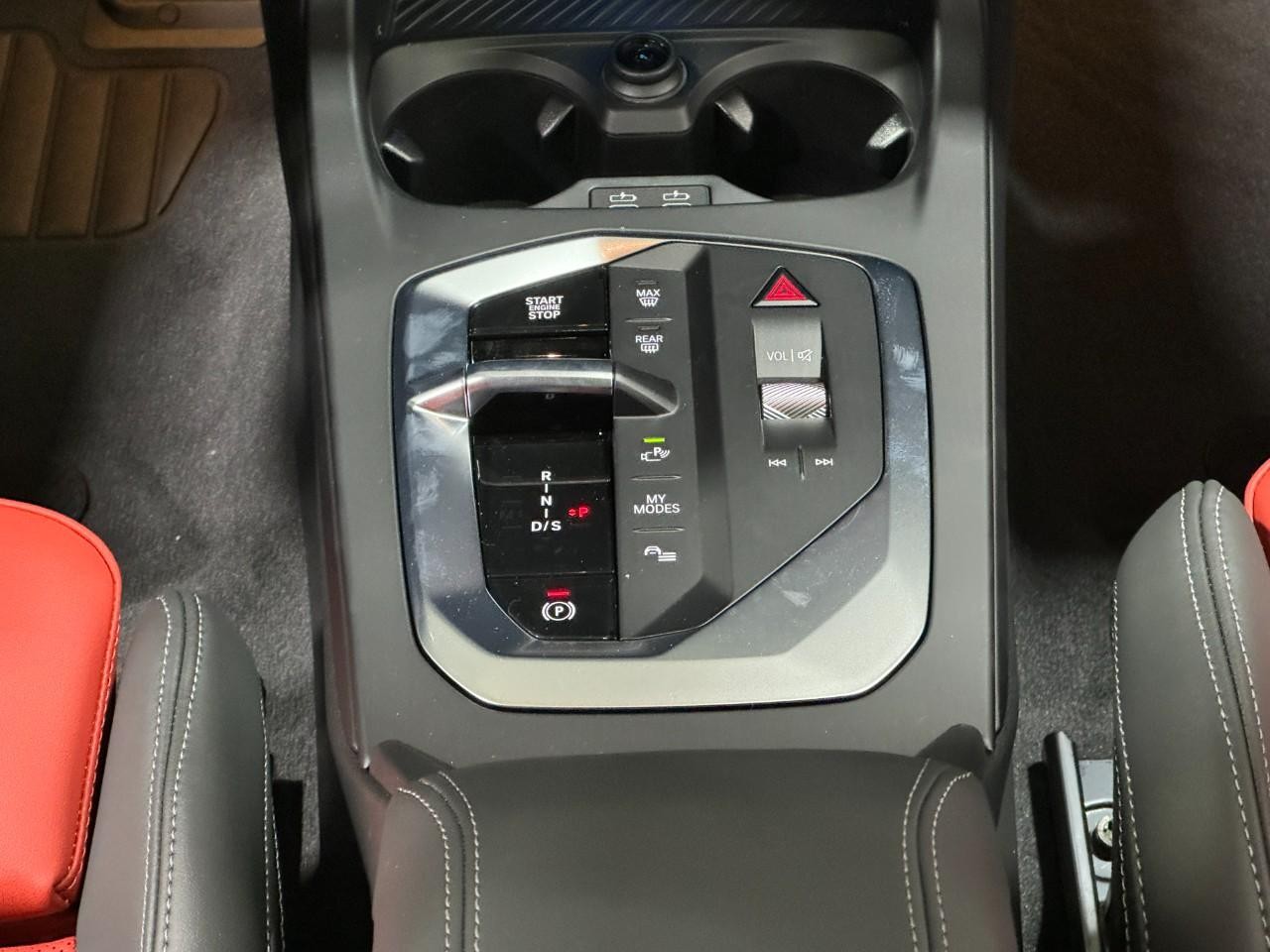 BMW 2 Series Vehicle Full-screen Gallery Image 15