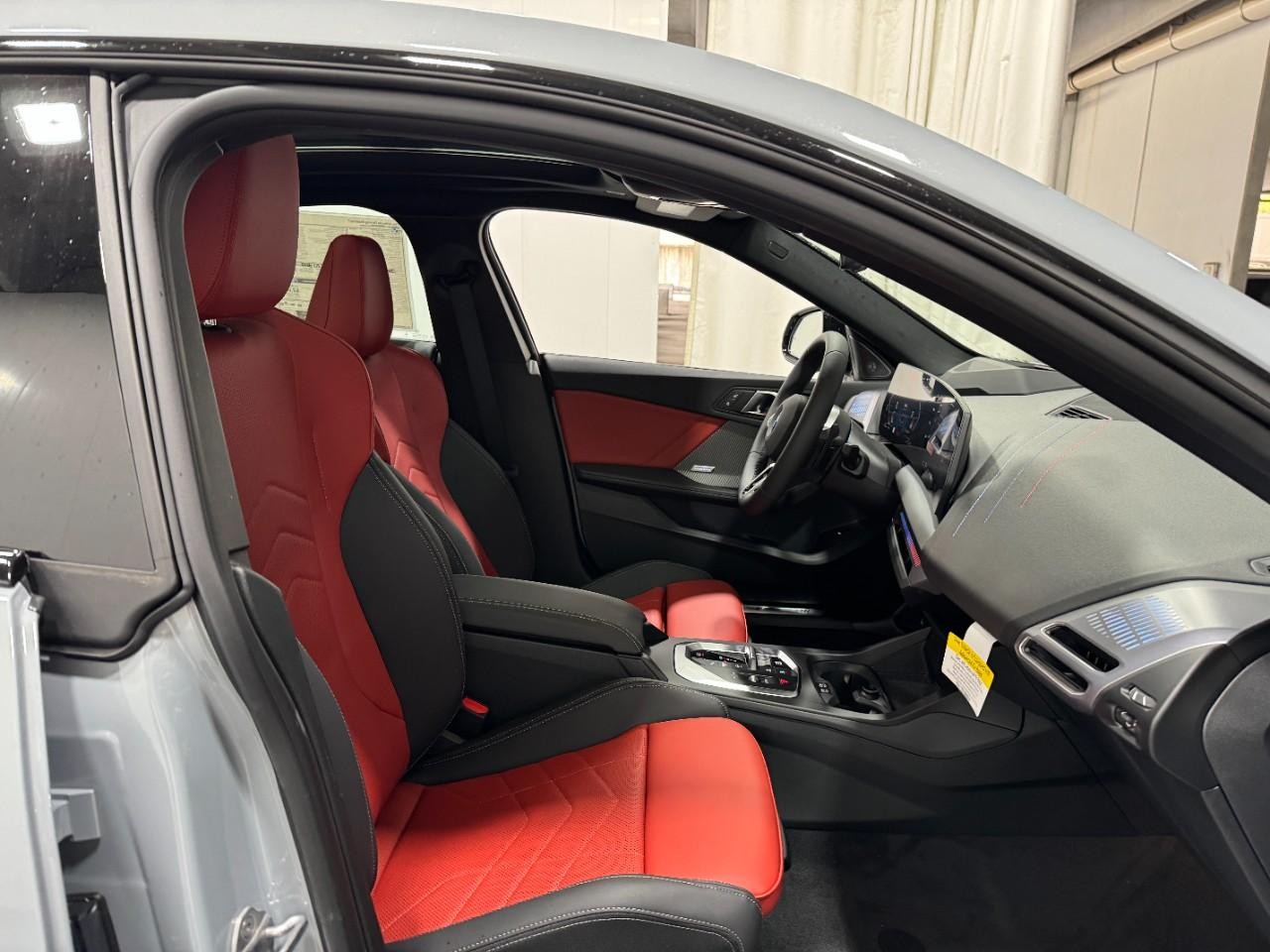 BMW 2 Series Vehicle Full-screen Gallery Image 17