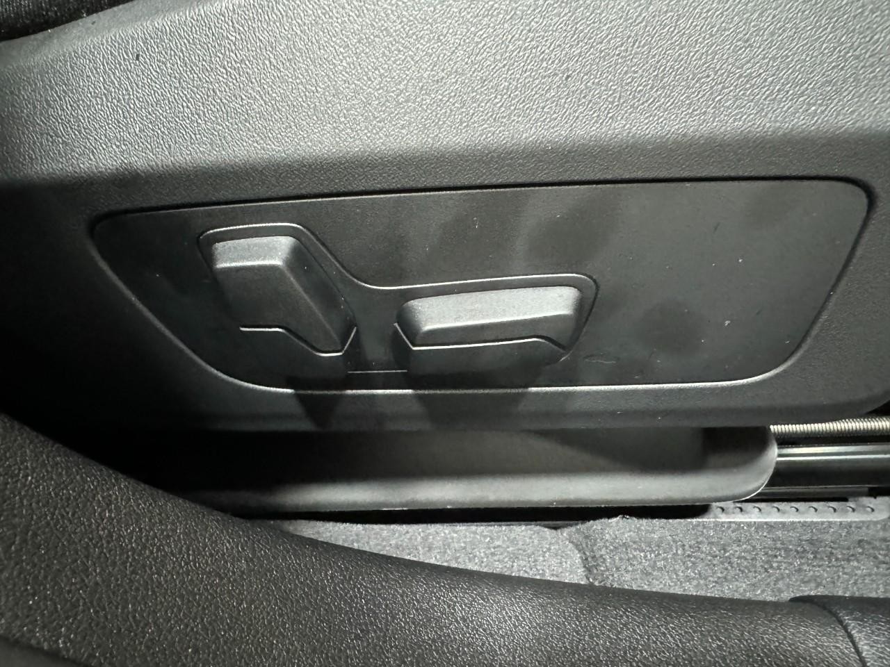 BMW 2 Series Vehicle Full-screen Gallery Image 19