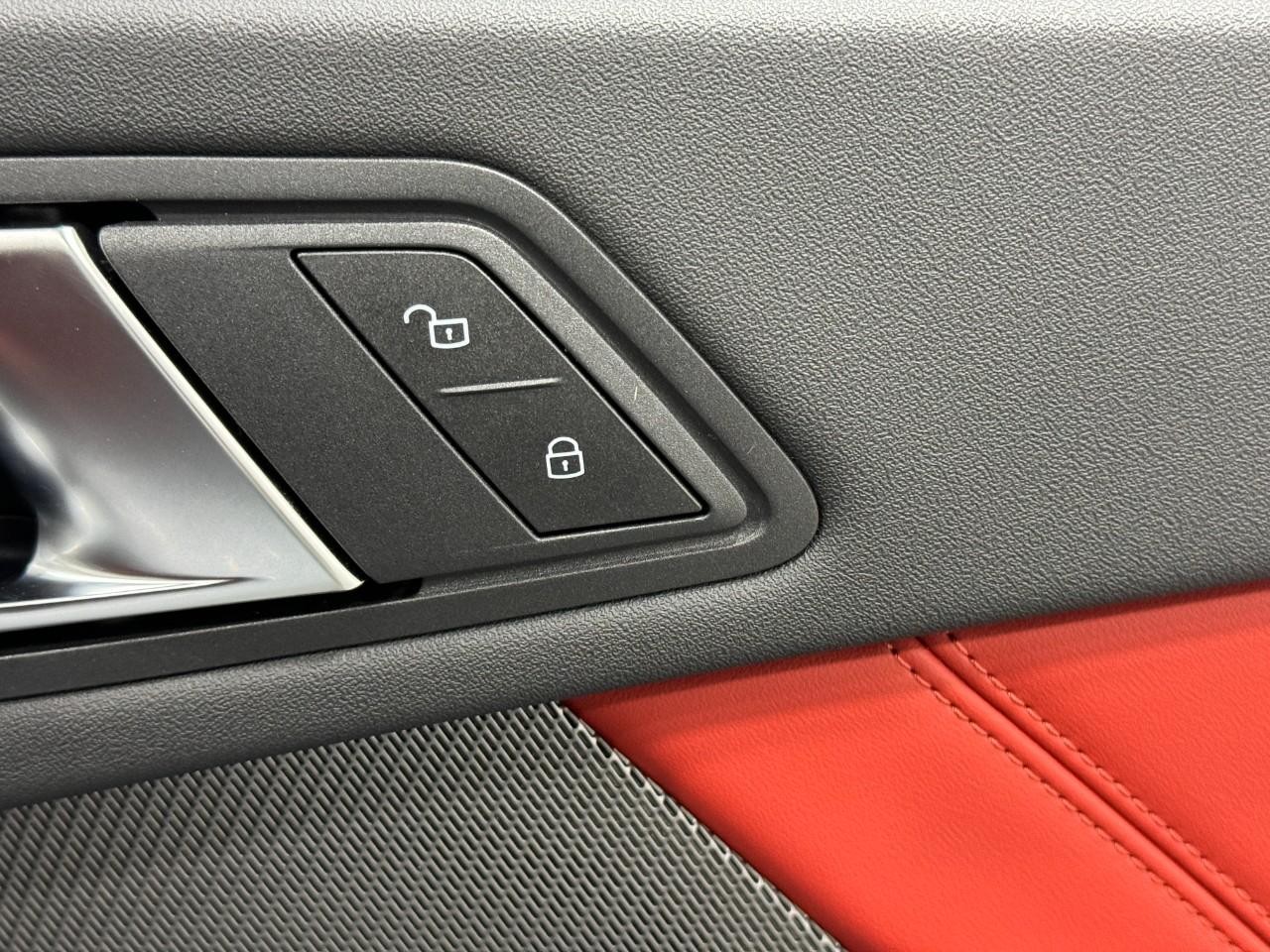 BMW 2 Series Vehicle Full-screen Gallery Image 20