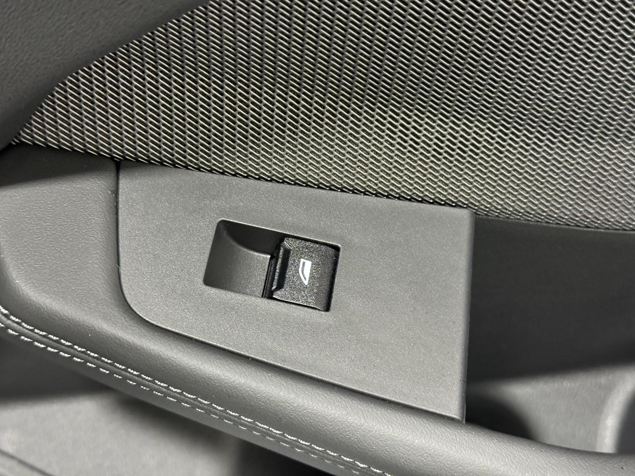 BMW 2 Series Vehicle Full-screen Gallery Image 21