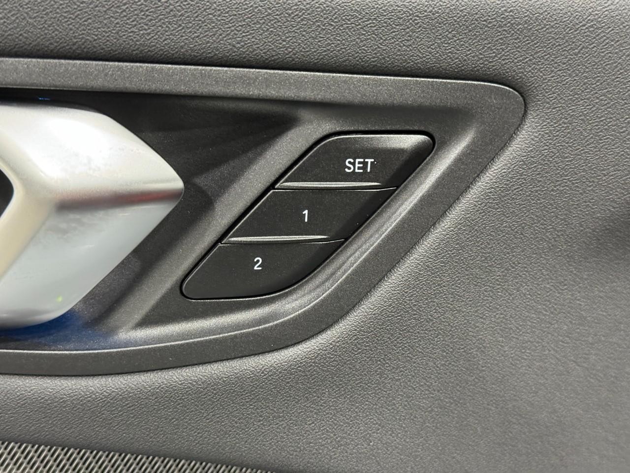 BMW 2 Series Vehicle Full-screen Gallery Image 22