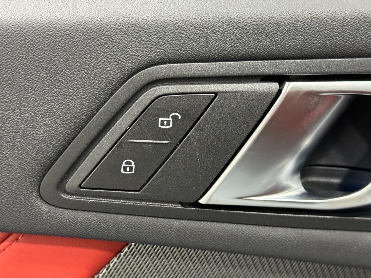 BMW 2 Series Vehicle Full-screen Gallery Image 23