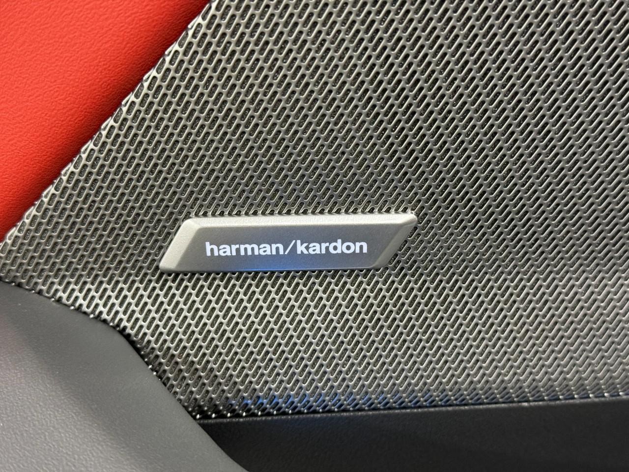 BMW 2 Series Vehicle Full-screen Gallery Image 24