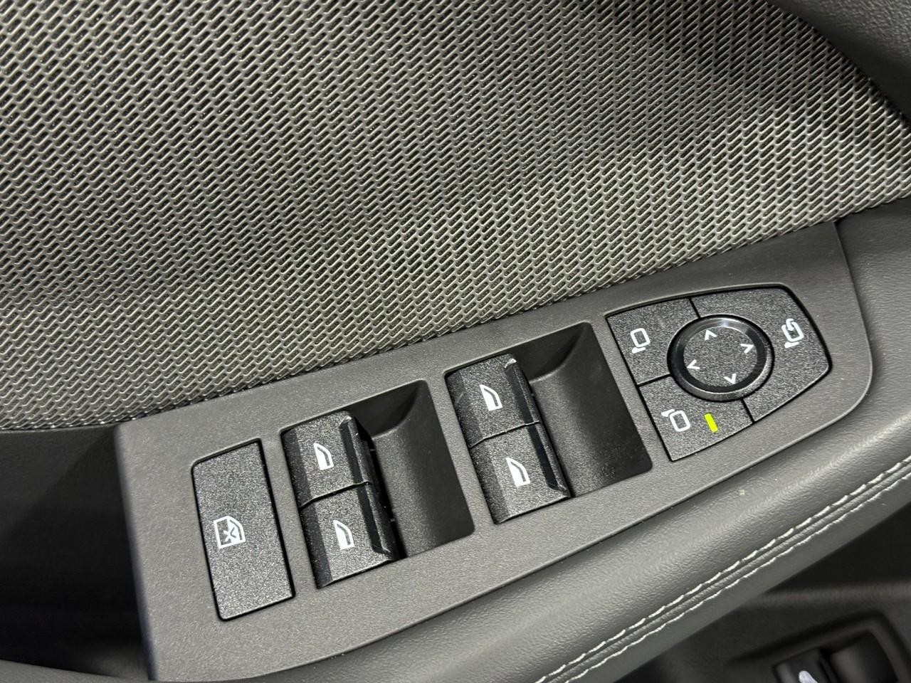 BMW 2 Series Vehicle Full-screen Gallery Image 25