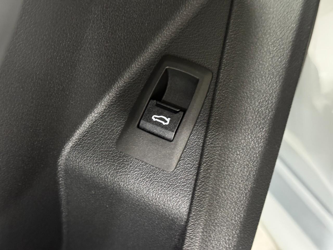 BMW 2 Series Vehicle Full-screen Gallery Image 26