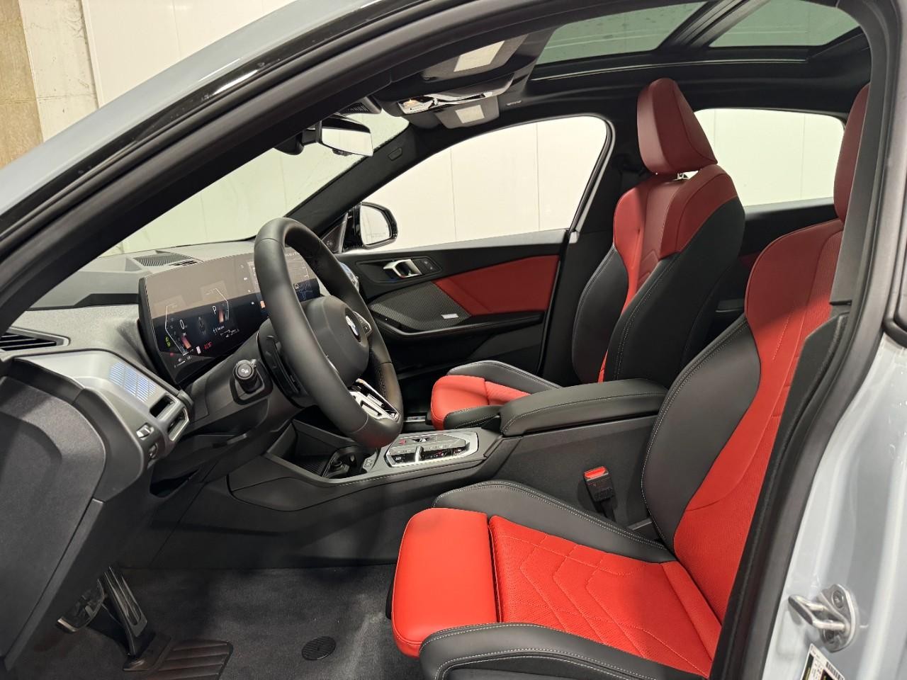 BMW 2 Series Vehicle Full-screen Gallery Image 27