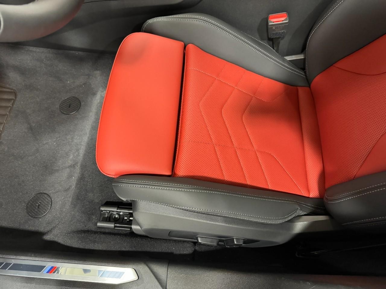 BMW 2 Series Vehicle Full-screen Gallery Image 28