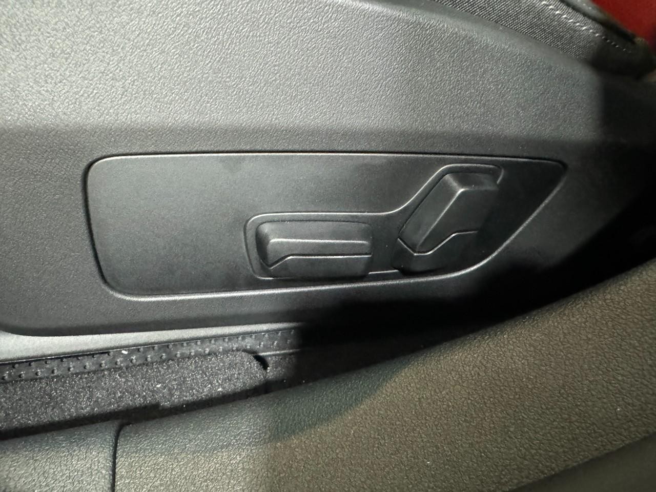 BMW 2 Series Vehicle Full-screen Gallery Image 29