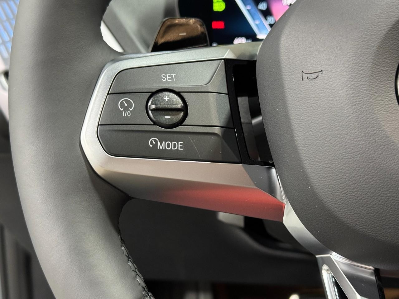 BMW 2 Series Vehicle Full-screen Gallery Image 30