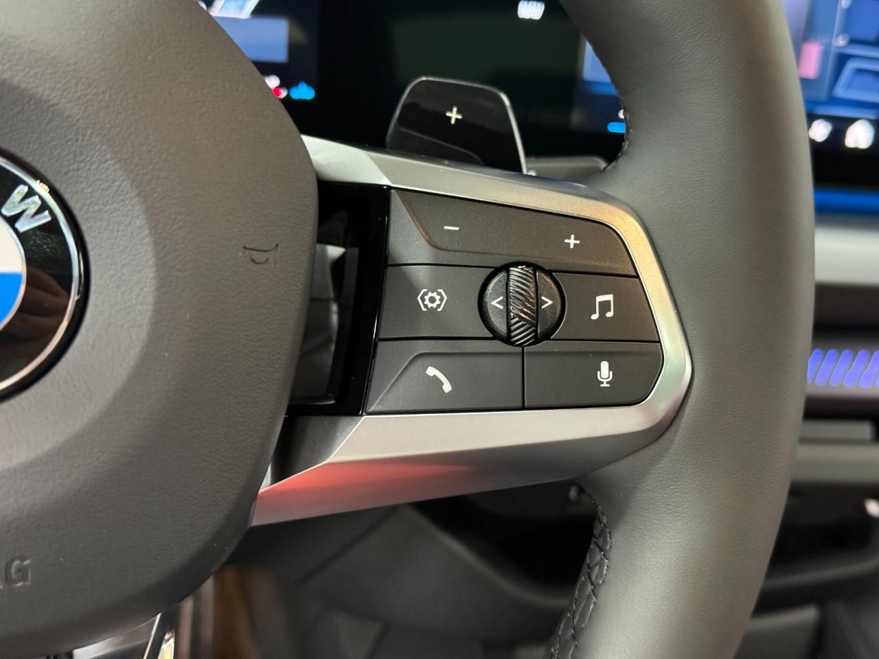 BMW 2 Series Vehicle Full-screen Gallery Image 31