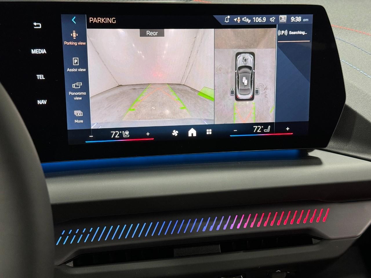 BMW 2 Series Vehicle Full-screen Gallery Image 33