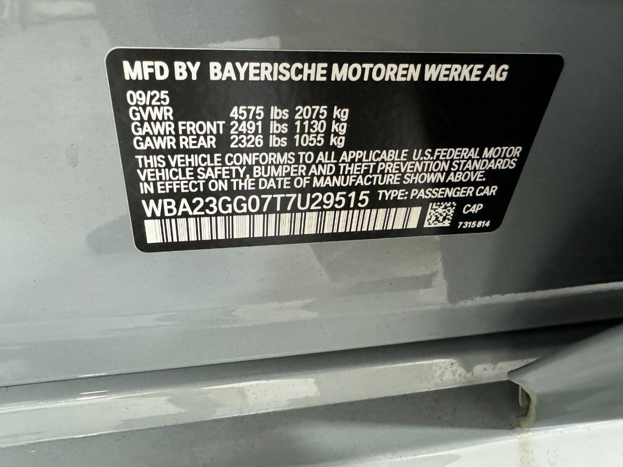 BMW 2 Series Vehicle Full-screen Gallery Image 34