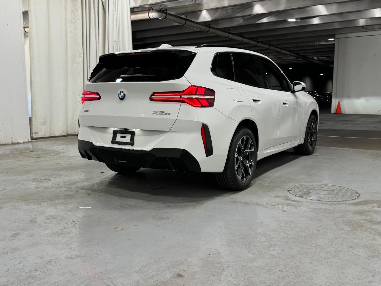 BMW X3 Vehicle Full-screen Gallery Image 4