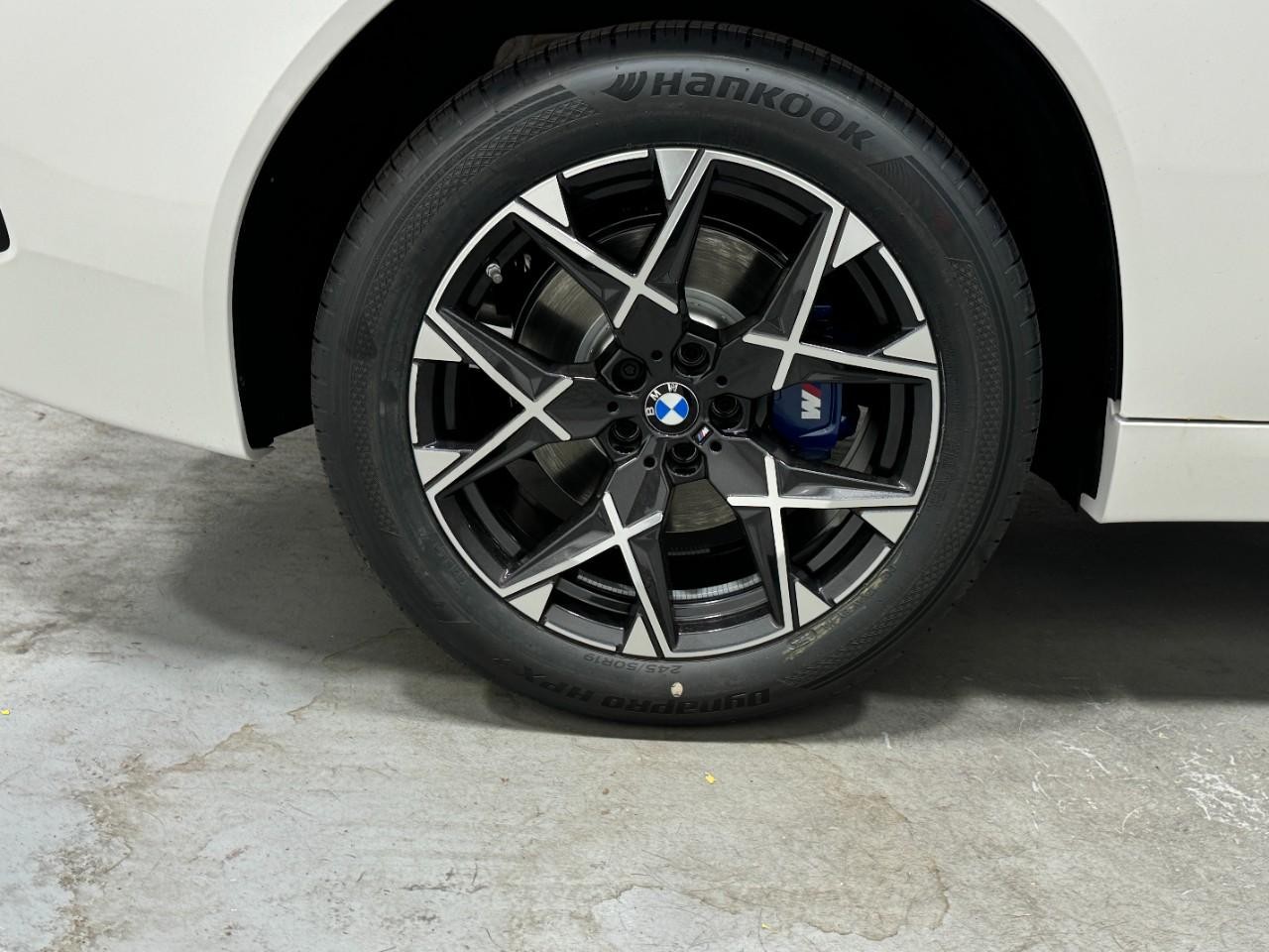 BMW X3 Vehicle Full-screen Gallery Image 5