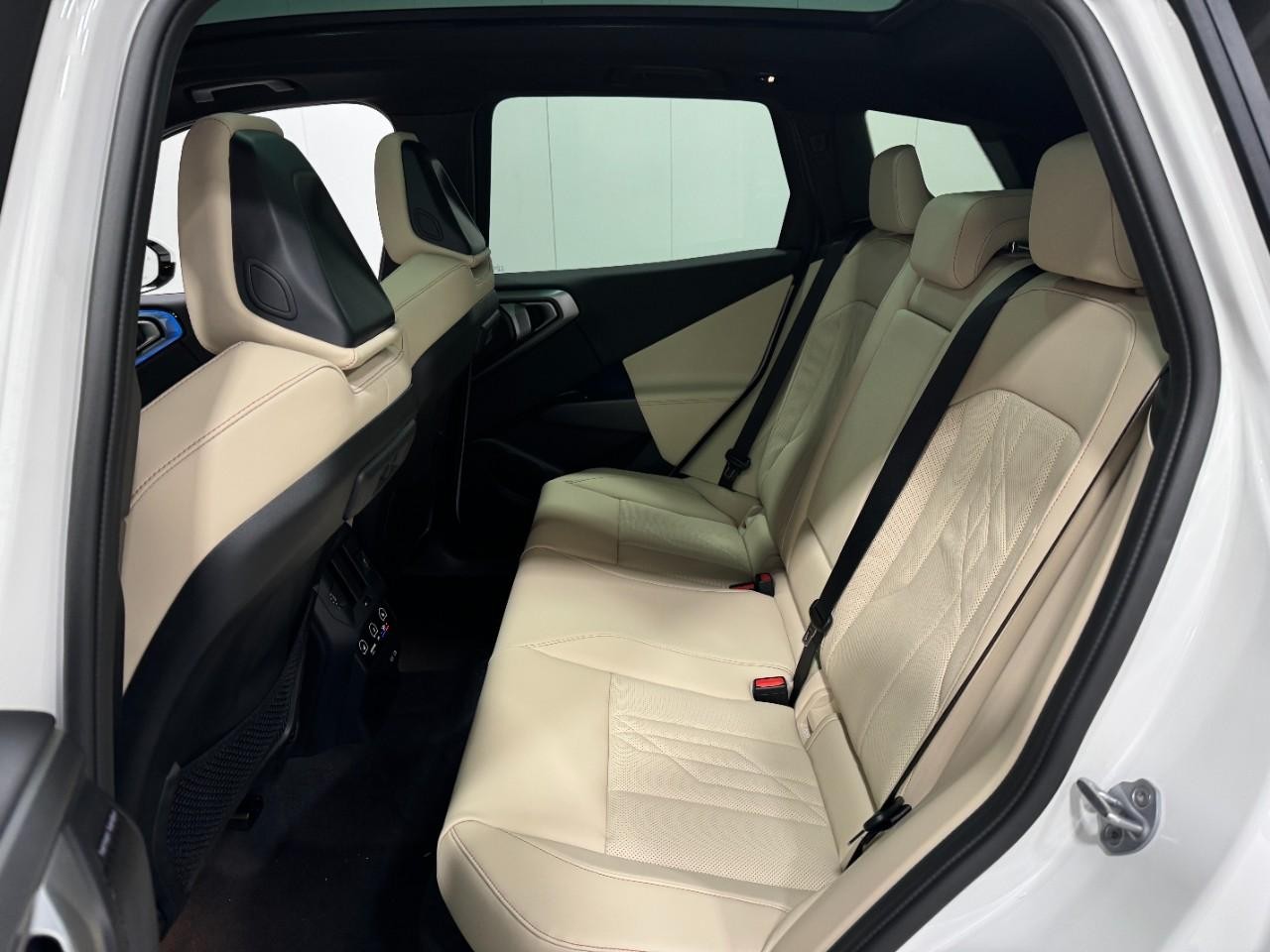 BMW X3 Vehicle Full-screen Gallery Image 8