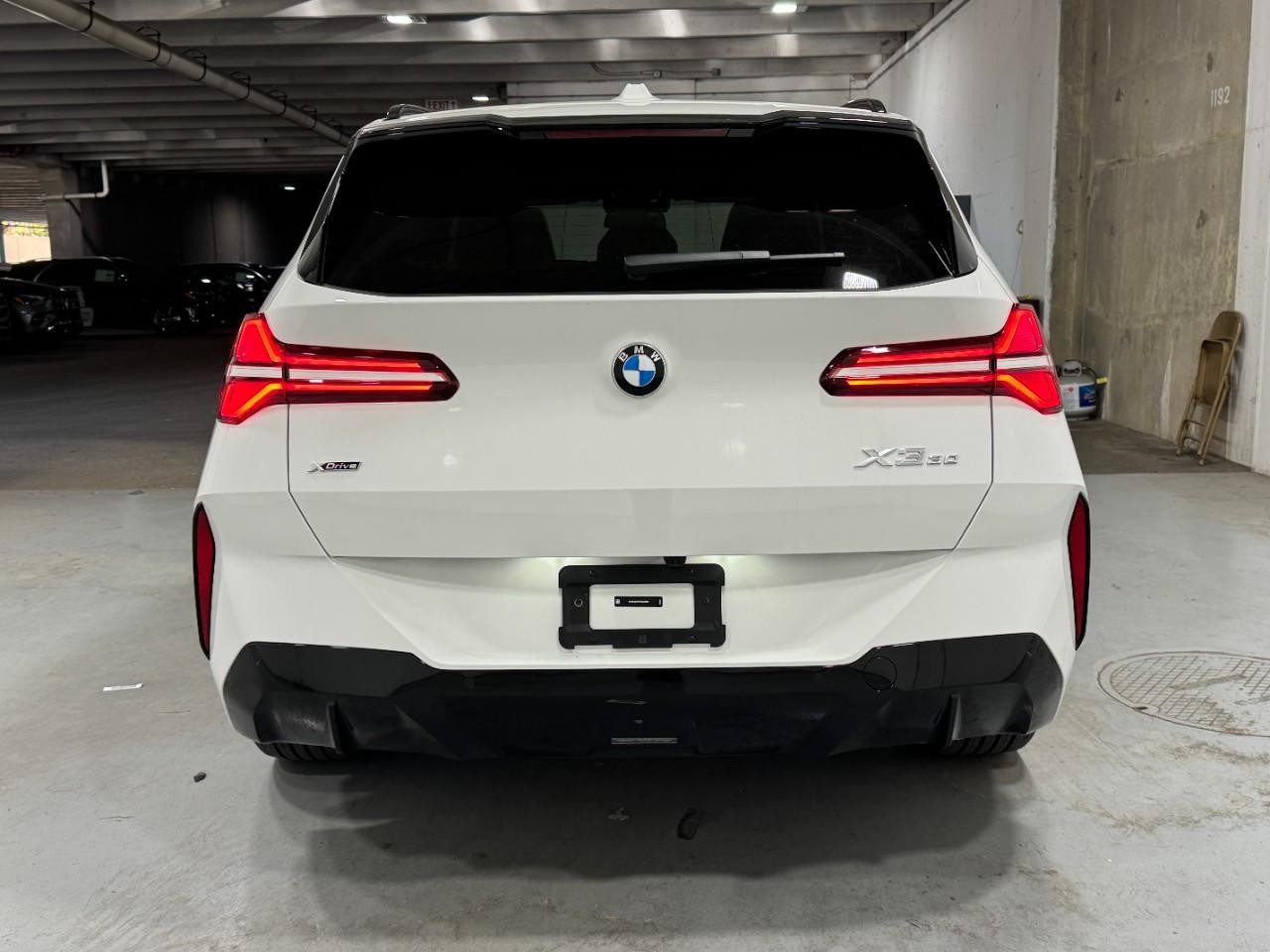 BMW X3 Vehicle Full-screen Gallery Image 9