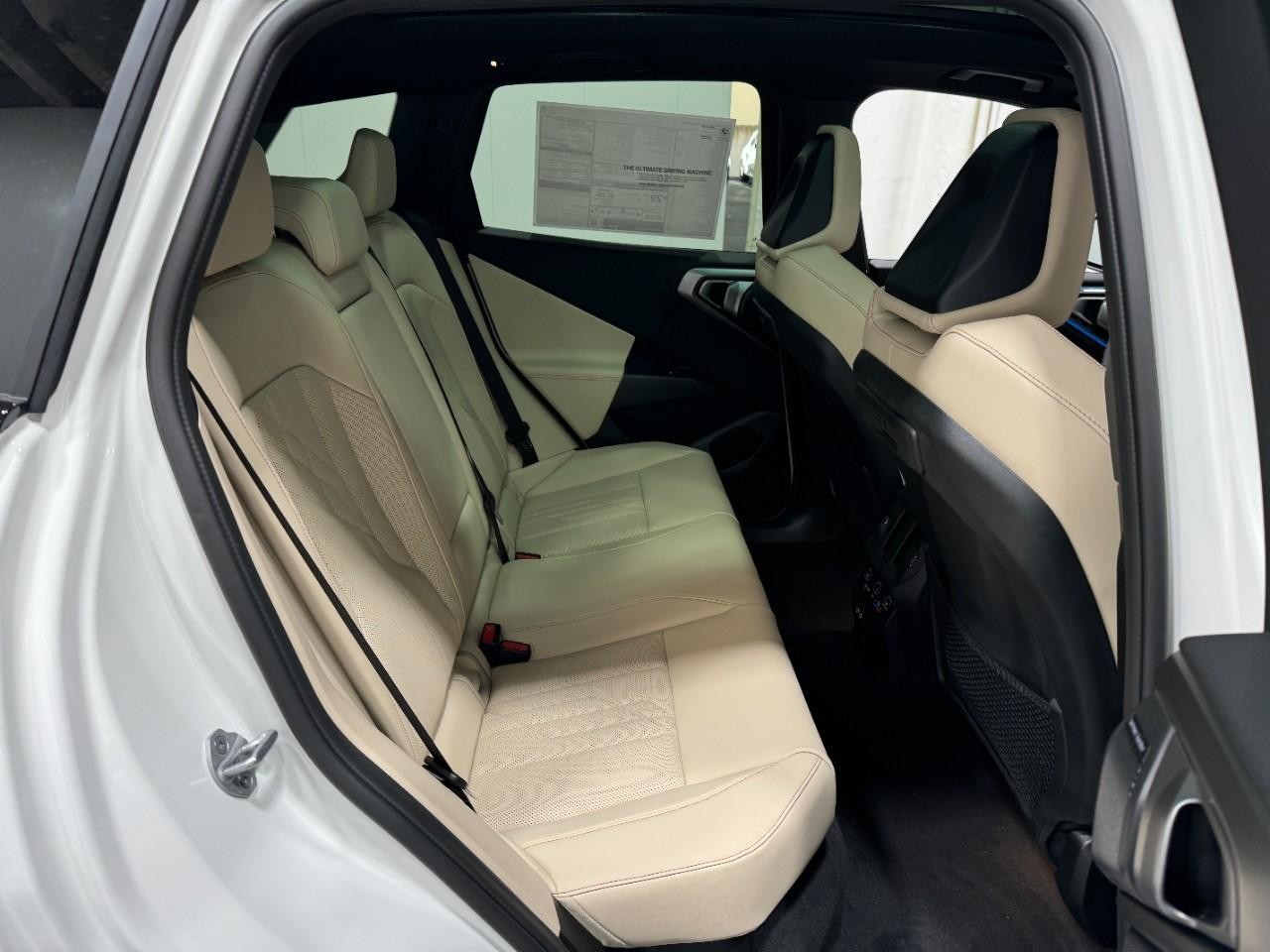 BMW X3 Vehicle Full-screen Gallery Image 10