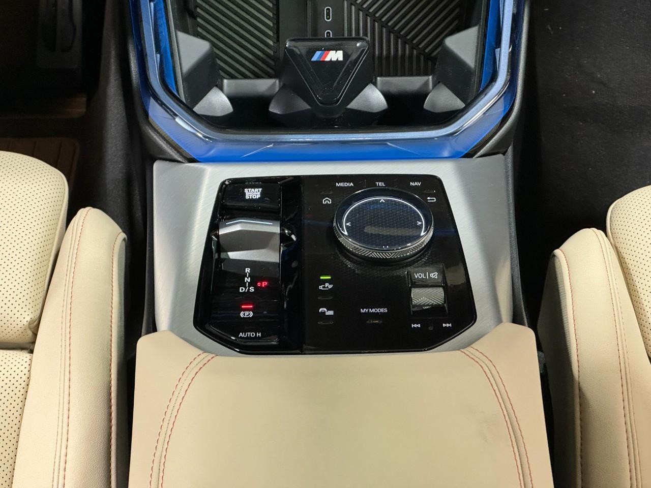 BMW X3 Vehicle Full-screen Gallery Image 16