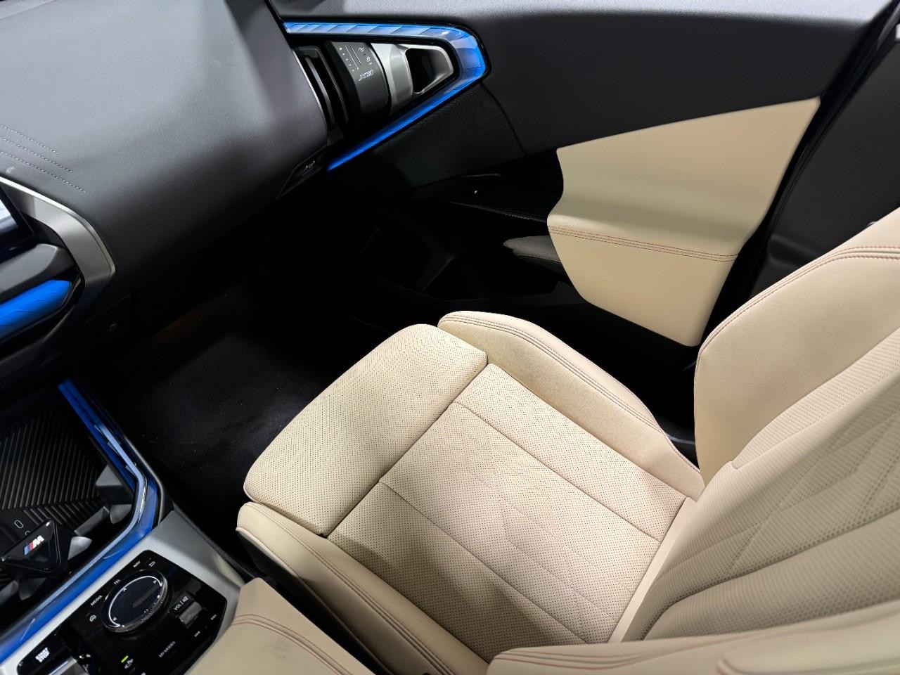 BMW X3 Vehicle Full-screen Gallery Image 17