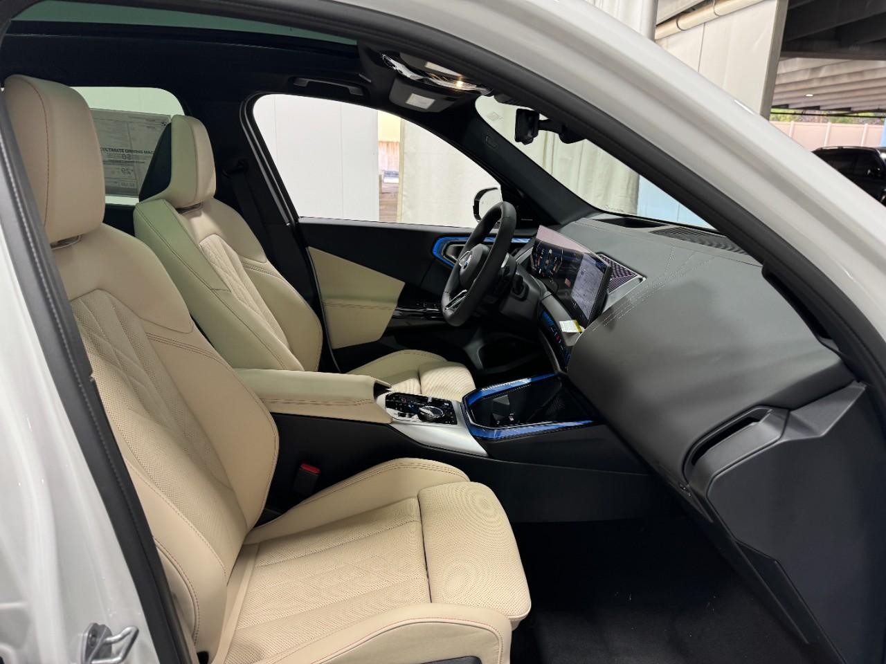 BMW X3 Vehicle Full-screen Gallery Image 18