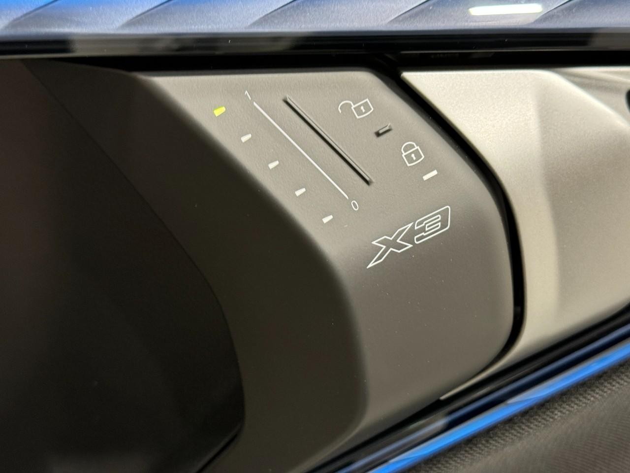 BMW X3 Vehicle Full-screen Gallery Image 21