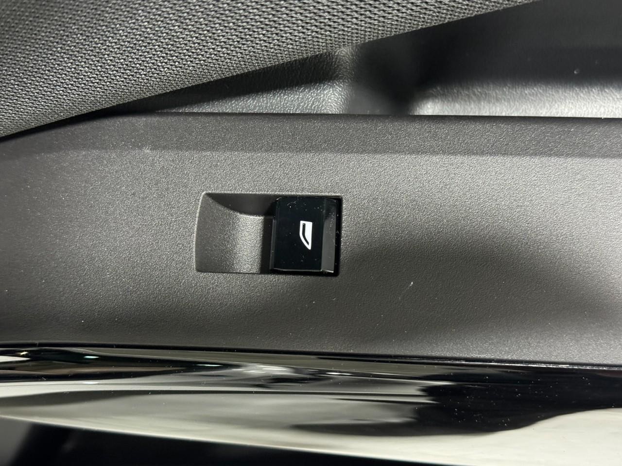 BMW X3 Vehicle Full-screen Gallery Image 22