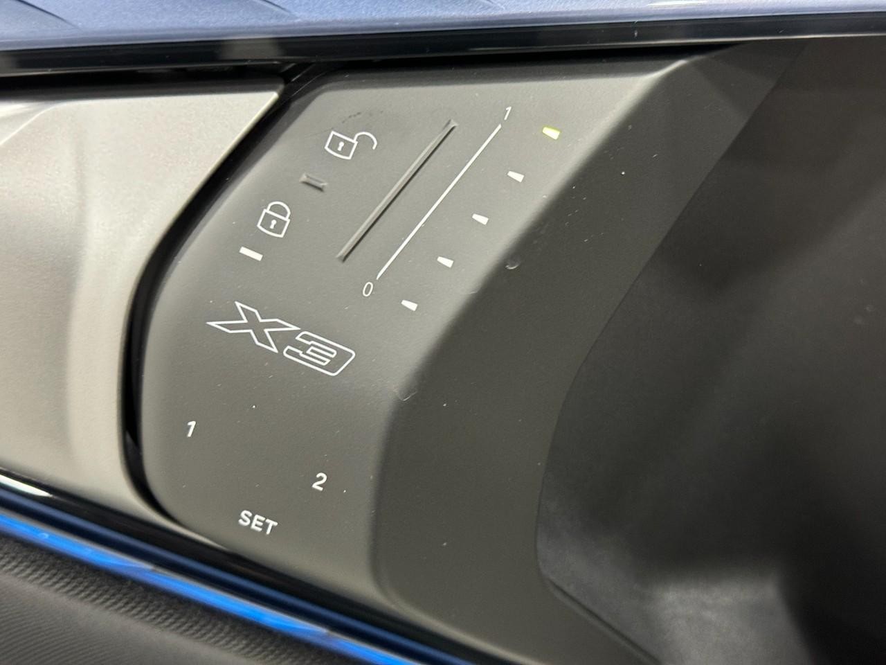 BMW X3 Vehicle Full-screen Gallery Image 24