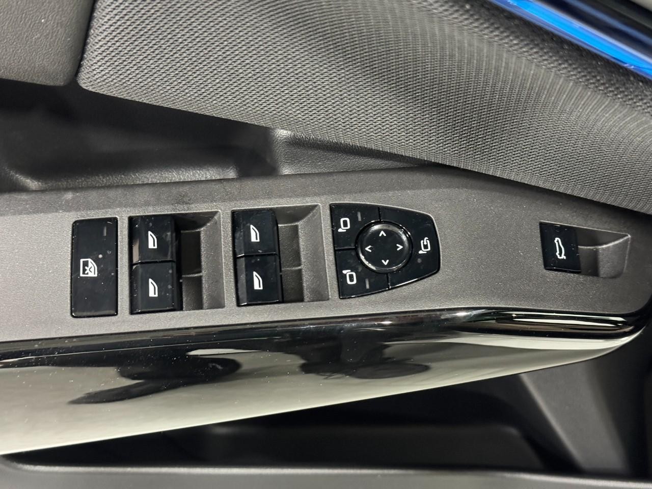 BMW X3 Vehicle Full-screen Gallery Image 25