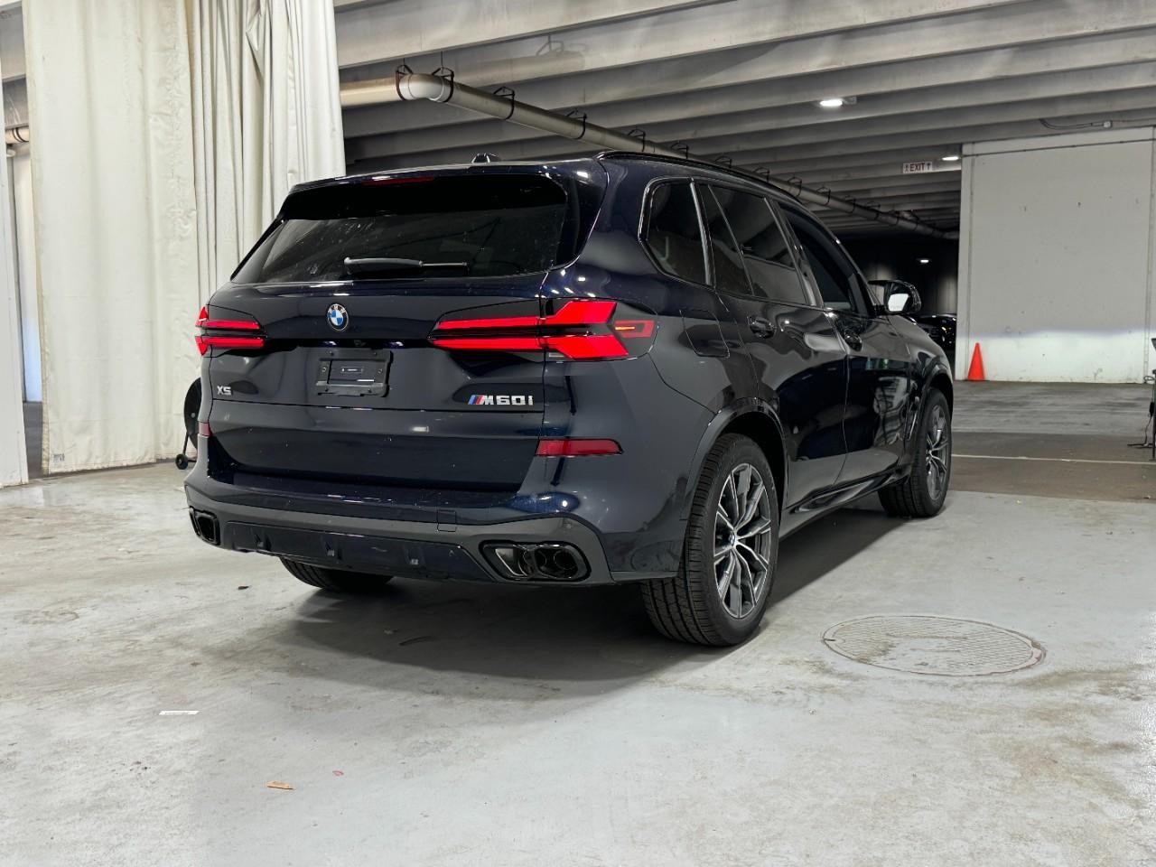 BMW X5 Vehicle Full-screen Gallery Image 4