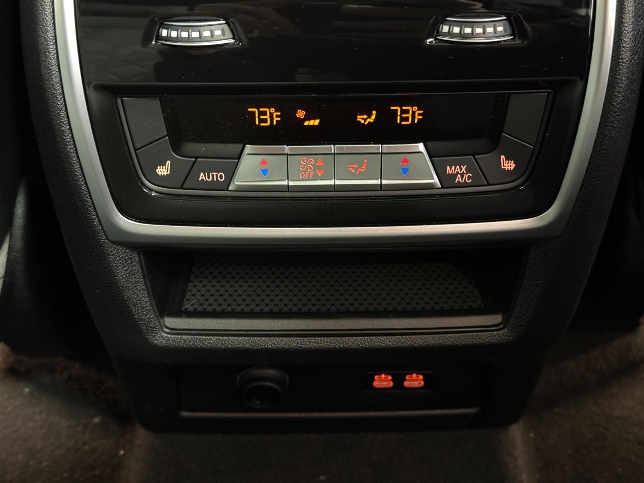 BMW X5 Vehicle Full-screen Gallery Image 11