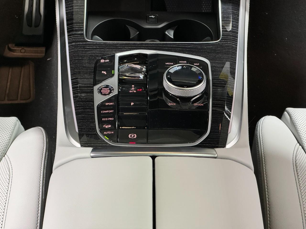 BMW X5 Vehicle Full-screen Gallery Image 16