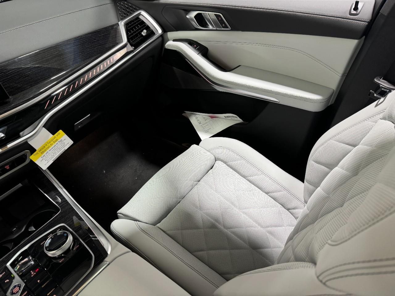 BMW X5 Vehicle Full-screen Gallery Image 17