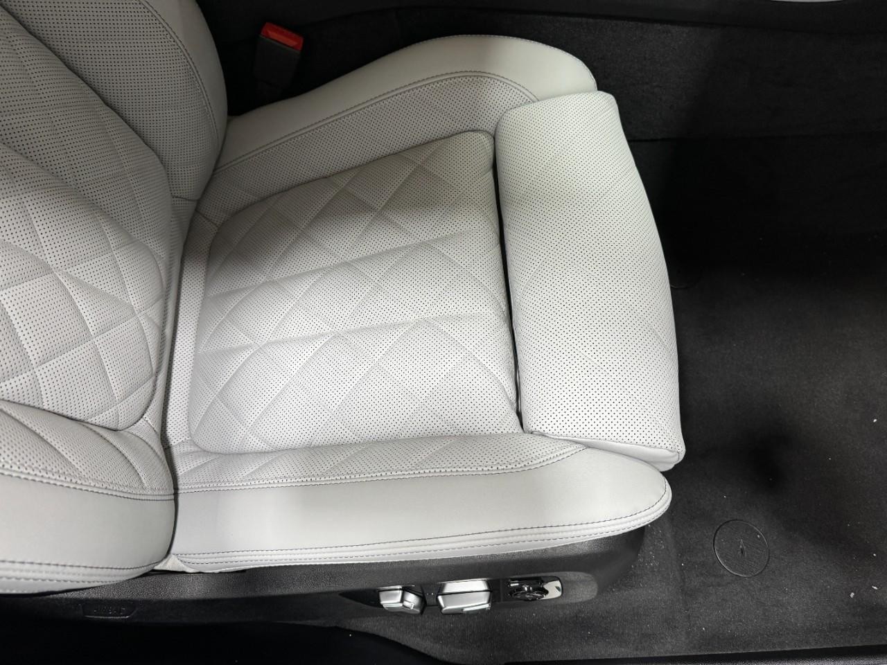 BMW X5 Vehicle Full-screen Gallery Image 19