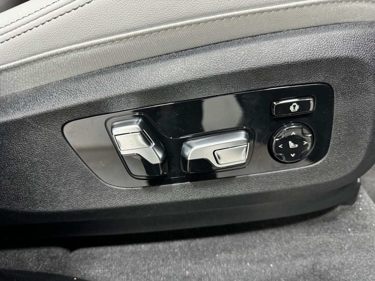 BMW X5 Vehicle Full-screen Gallery Image 20