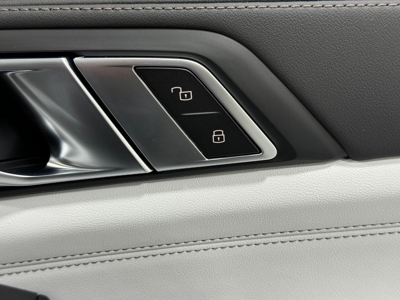 BMW X5 Vehicle Full-screen Gallery Image 21