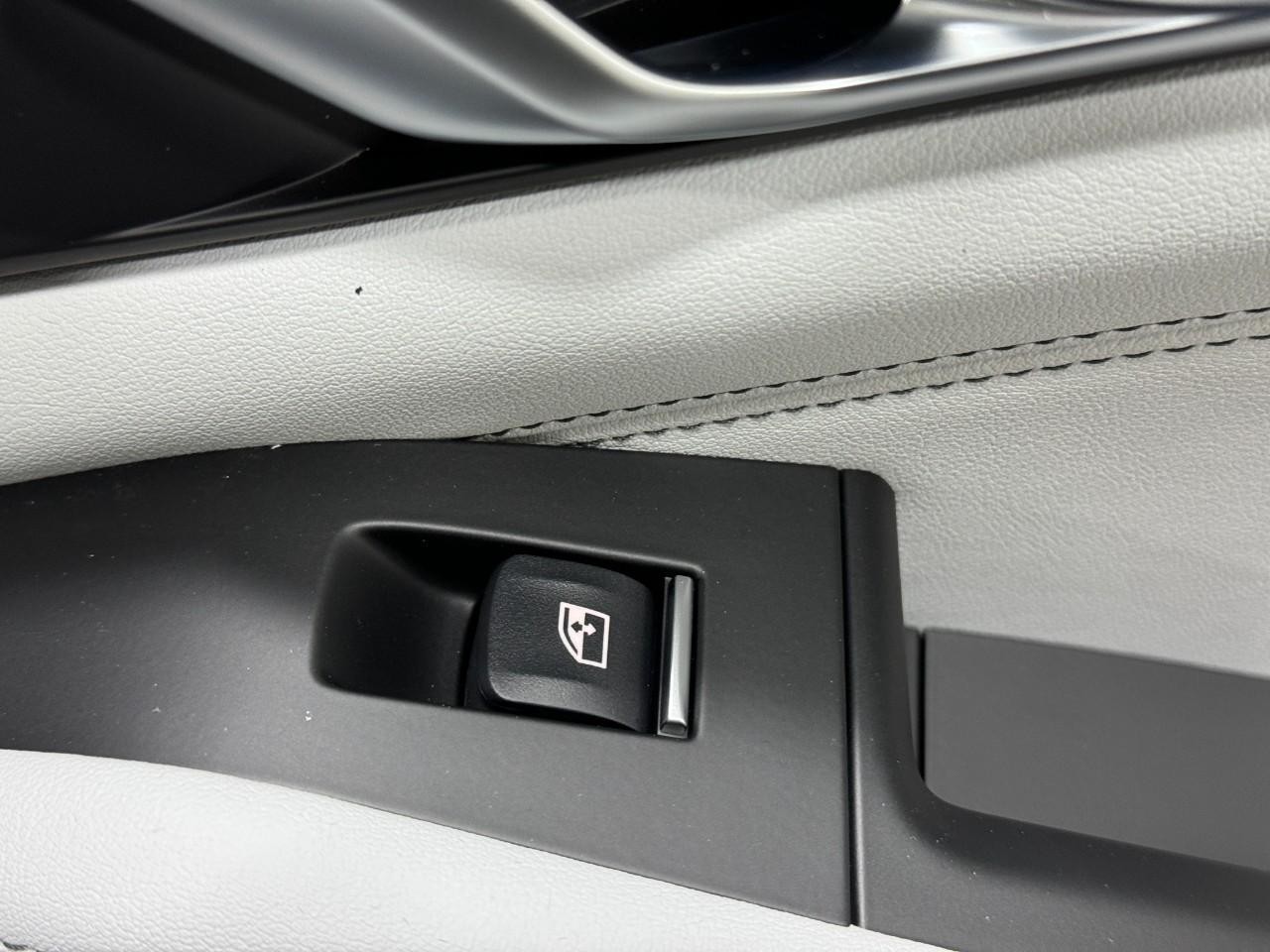 BMW X5 Vehicle Full-screen Gallery Image 22