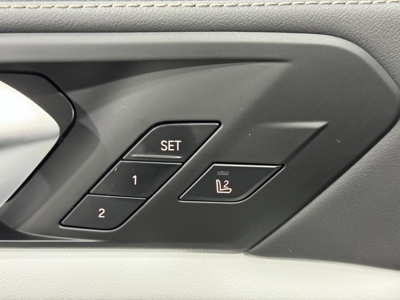 BMW X5 Vehicle Full-screen Gallery Image 24