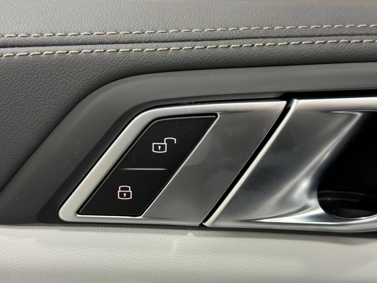 BMW X5 Vehicle Full-screen Gallery Image 25