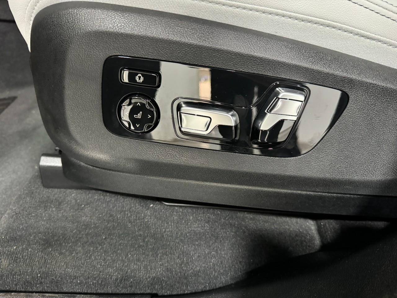 BMW X5 Vehicle Full-screen Gallery Image 29