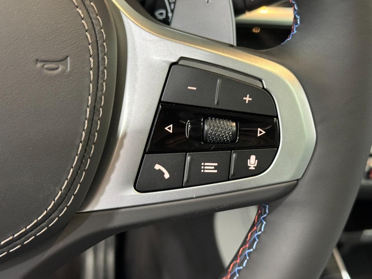 BMW X5 Vehicle Full-screen Gallery Image 32