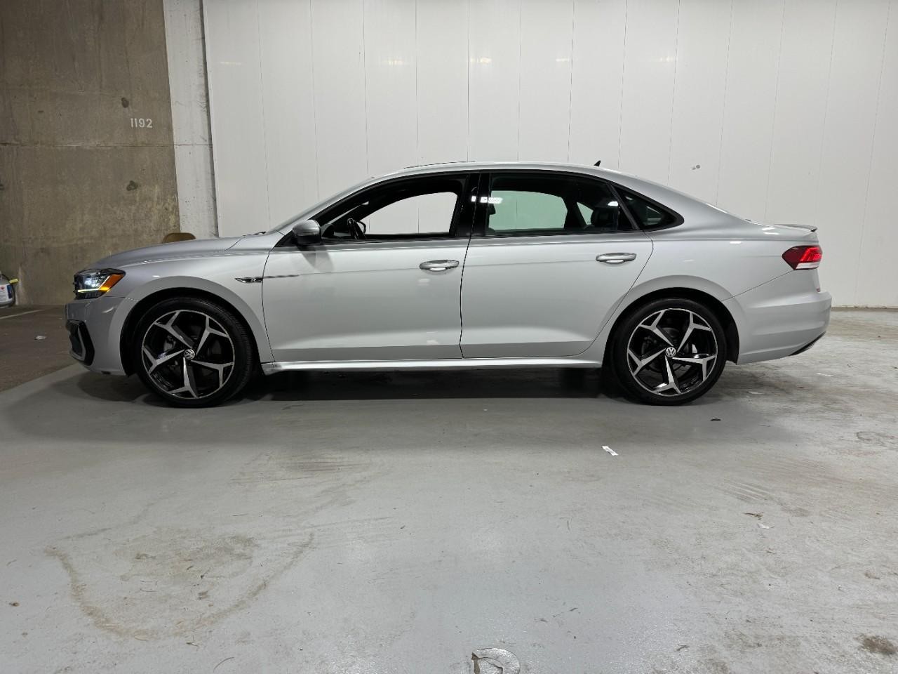 Volkswagen Passat Vehicle Full-screen Gallery Image 2