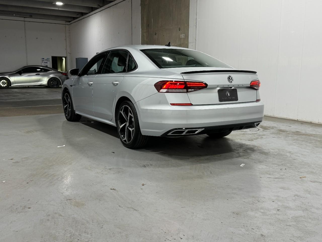 Volkswagen Passat Vehicle Full-screen Gallery Image 3