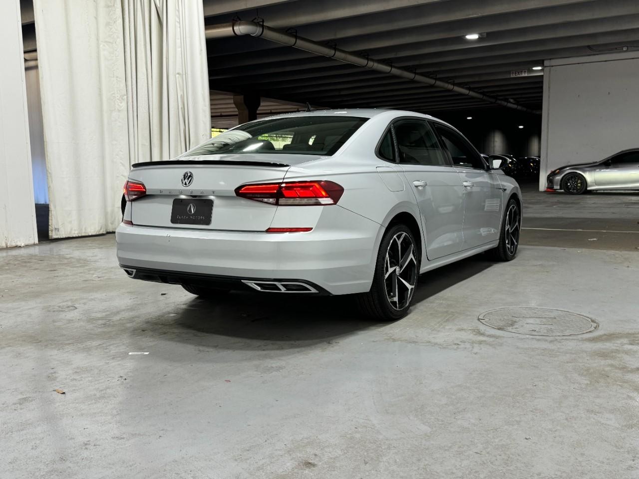 Volkswagen Passat Vehicle Full-screen Gallery Image 4